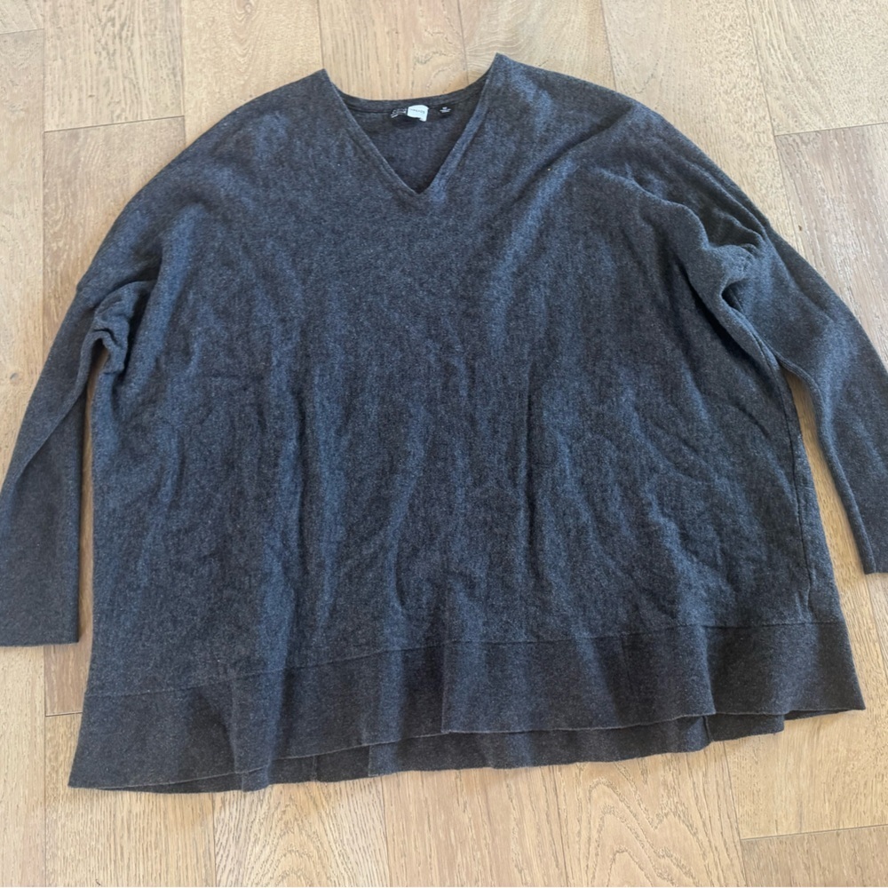 Saks Fifth Avenue Threads Sweater V Neck Grey 55% Wool 45% Cotton Medium